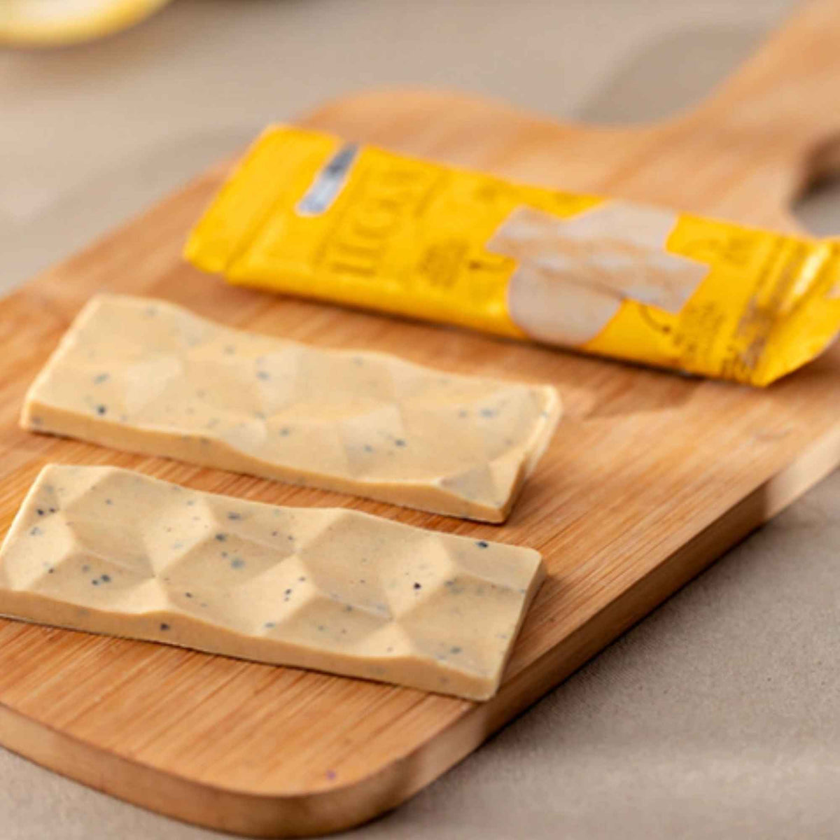 Display Barras Chocolate Branco Maracujá - Zero Adição de Açúcares, Lactose e Glúten - Luckau - 12 unidades de 20g - 240g total