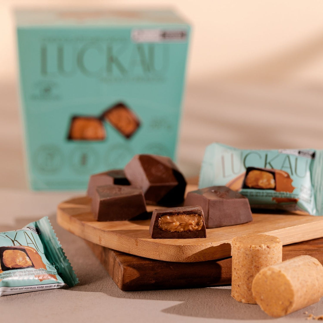 Display Bombom Chocolate 54% Cacau recheado com creme de Paçoca Cremosa - Zero Adição de Açúcares, Lactose e Glúten - Luckau - 18 unidades - 198g total