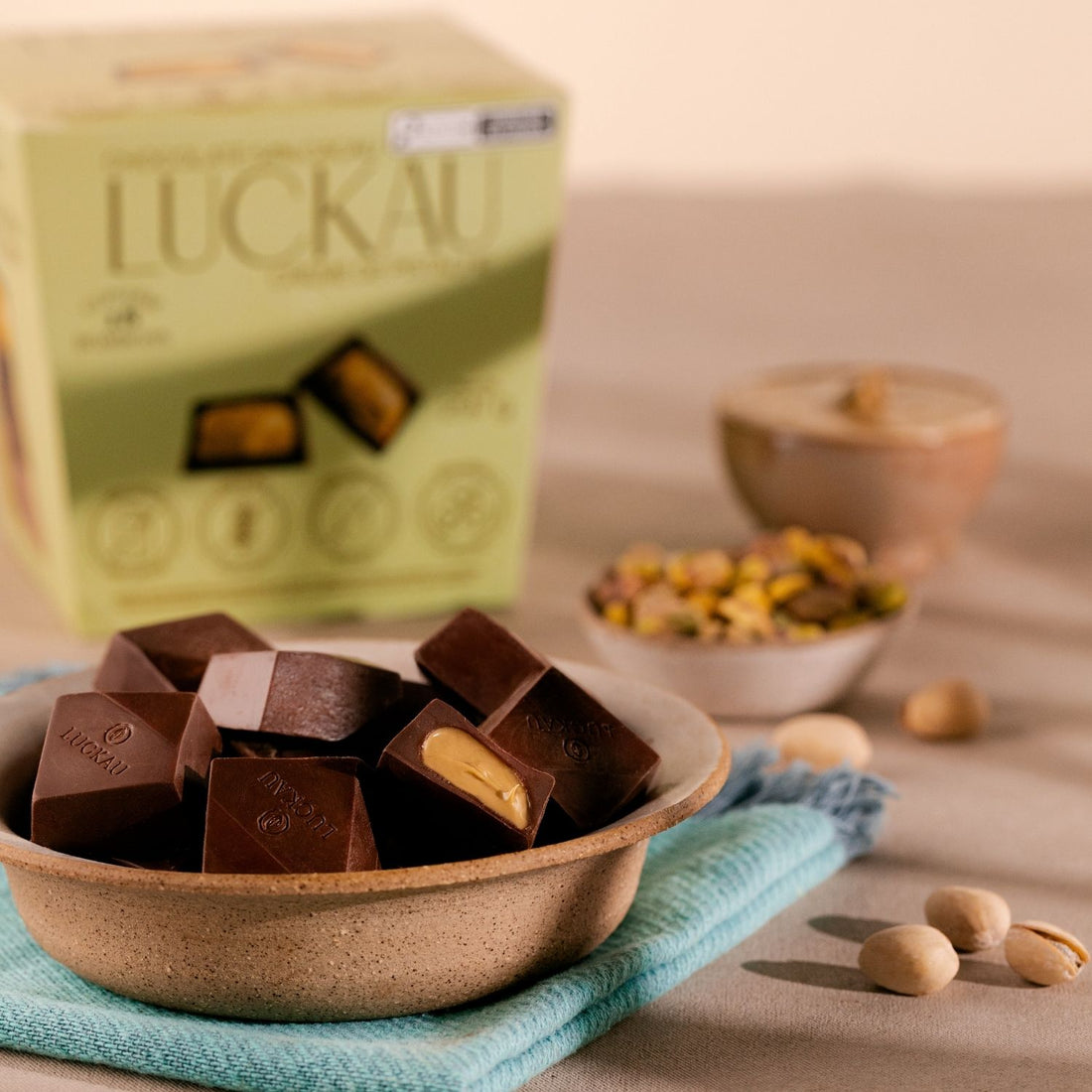 Display Bombom Chocolate 54% Cacau recheado com creme de Pistache - Zero Adição de Açúcares, Lactose e Glúten - Luckau - 18 unidades - 198g total