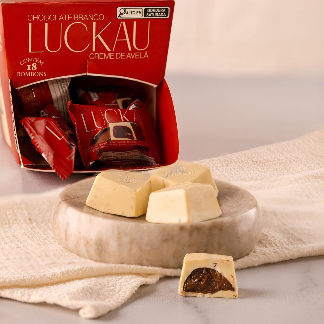 Display Bombom Chocolate Branco recheado com creme de Avelã - Zero Adição de Açúcares, Lactose e Glúten - Luckau - 18 unidades - 198g total
