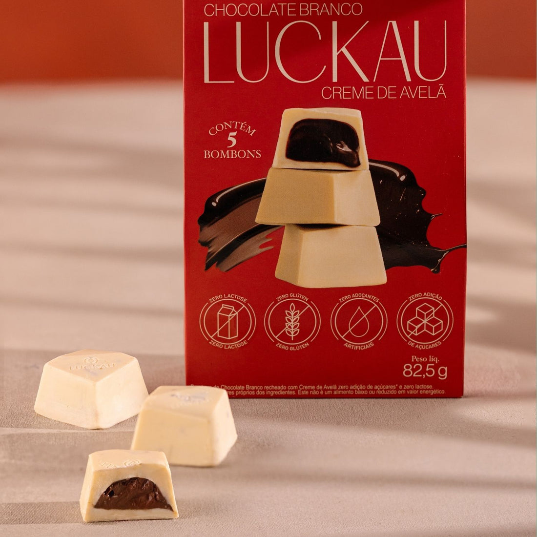 Pouch Bombom Chocolate Branco recheado com creme de Avelã - Zero Adição de Açúcares, Lactose e Glúten - Luckau - 165g (5 unidades)