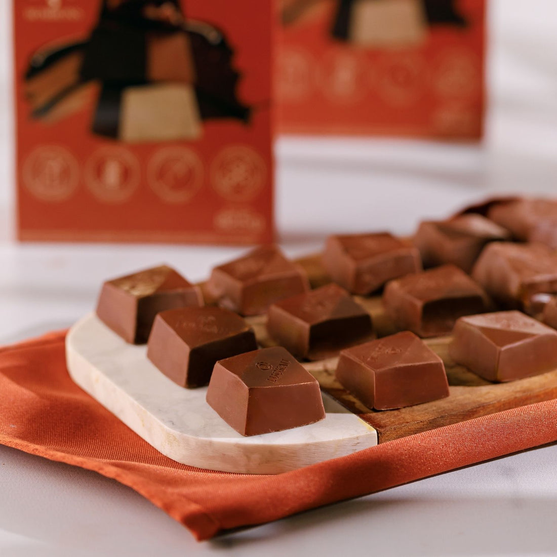 Pouch Bombom Chocolate 54% Cacau recheado com creme de Avelã - Zero Adição de Açúcares, Lactose e Glúten - Luckau - 165g (5 unidades)