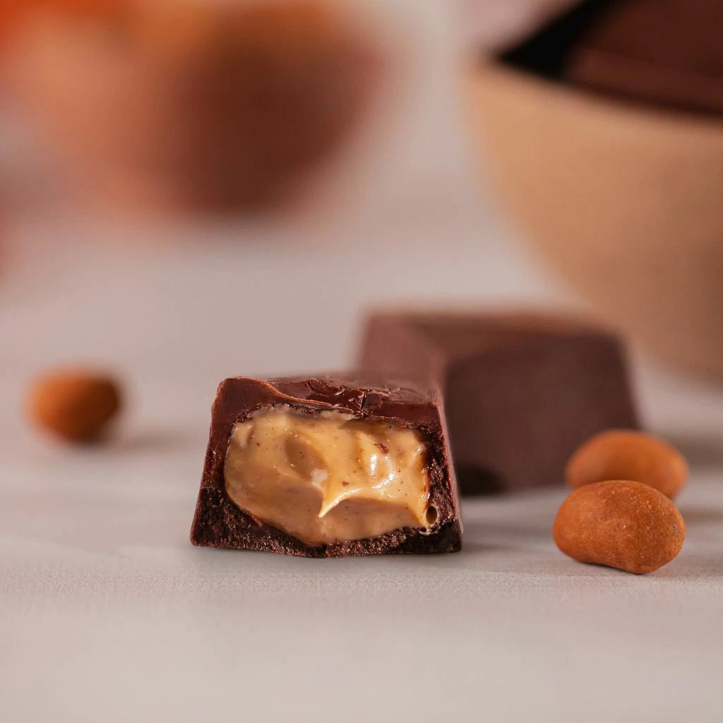 Pouch Bombom Chocolate 54% Cacau recheado com creme de Paçoca Cremosa - Zero Adição de Açúcares, Lactose e Glúten Luckau - imagem 2